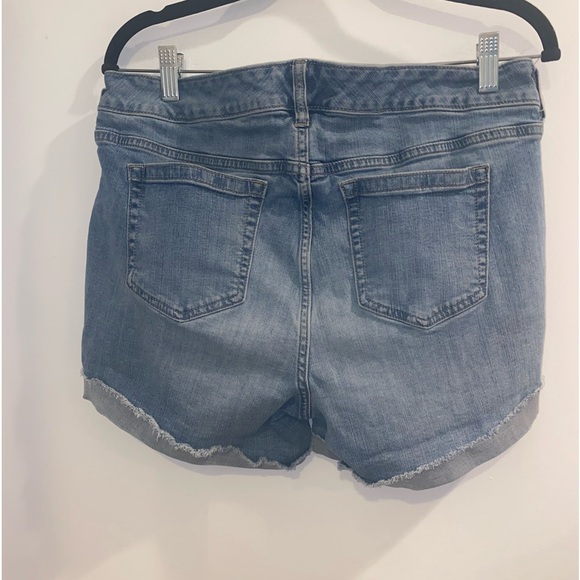 Torrid  Perfect Vintage Stretch Mid-Rise Cuffed Denim 
Shorts, 5” inseam, sz 14 - Picture 8 of 13